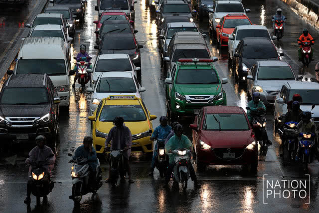ชมภาพฝนถล่มกรุงแต่เช้า หลายพื้นที่การจราจรติดขัด