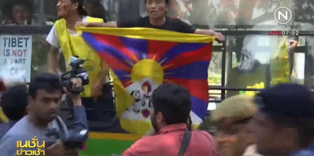 ชาวธิเบตประท้วงหน้าสถานทูตจีนในอินเดีย ฉลอง "วันลุกฮือแห่งชาติ" ชาวธิเบตประท้วงหน้าสถานทูตจีนในอินเดีย ฉลอง "วันลุกฮือแห่งชาติ"