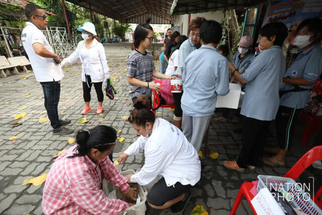 จนท.ลงพื้นที่ อ.บางพลี ฉีดยาวัคซีนกันพิษสุนัขบ้าให้กับชาวบ้าน(ภาพชุด)