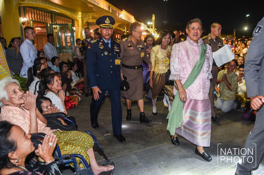 สมเด็จพระเทพฯ ทอดพระเนตรงานอุ่นไอรัก คลายความหนาว สมเด็จพระเทพฯ ทอดพระเนตรงานอุ่นไอรัก คลายความหนาว
