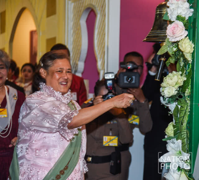 สมเด็จพระเทพฯ  ทอดพระเนตรงานอุ่นไอรัก คลายความหนาว