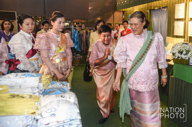 สมเด็จพระเทพฯ  ทอดพระเนตรงานอุ่นไอรัก คลายความหนาว
