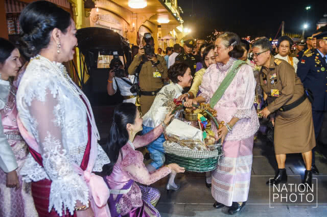 สมเด็จพระเทพฯ  ทอดพระเนตรงานอุ่นไอรัก คลายความหนาว