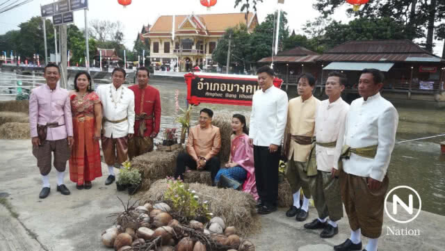 "บุพเพสันนิวาส" ฟีเวอร์! แต่งชุดไทยกินมะม่วงน้ำปลาหวาน-หมูกระทะ