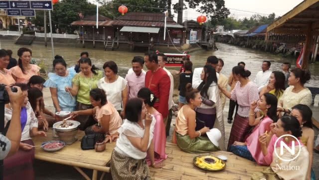 "บุพเพสันนิวาส" ฟีเวอร์! แต่งชุดไทยกินมะม่วงน้ำปลาหวาน-หมูกระทะ