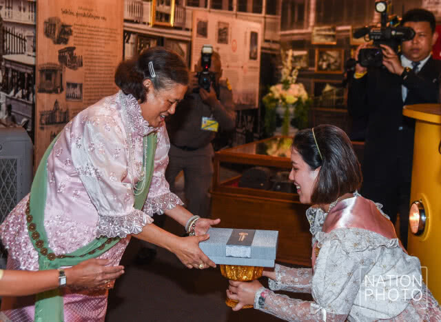 สมเด็จพระเทพฯ  ทอดพระเนตรงานอุ่นไอรัก คลายความหนาว