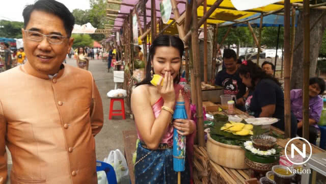"บุพเพสันนิวาส" ฟีเวอร์! แต่งชุดไทยกินมะม่วงน้ำปลาหวาน-หมูกระทะ