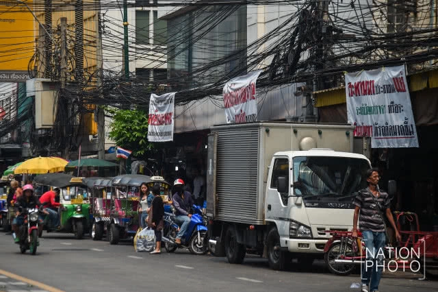 "เราไม่เอาสะพาน!" ชาวสำเพ็งติดป้ายค้านสะพานข้ามแม่น้ำเจ้าพระยา(ภาพชุด)