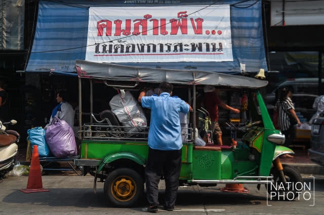 "เราไม่เอาสะพาน!" ชาวสำเพ็งติดป้ายค้านสะพานข้ามแม่น้ำเจ้าพระยา(ภาพชุด)