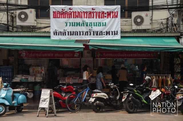 "เราไม่เอาสะพาน!" ชาวสำเพ็งติดป้ายค้านสะพานข้ามแม่น้ำเจ้าพระยา(ภาพชุด)