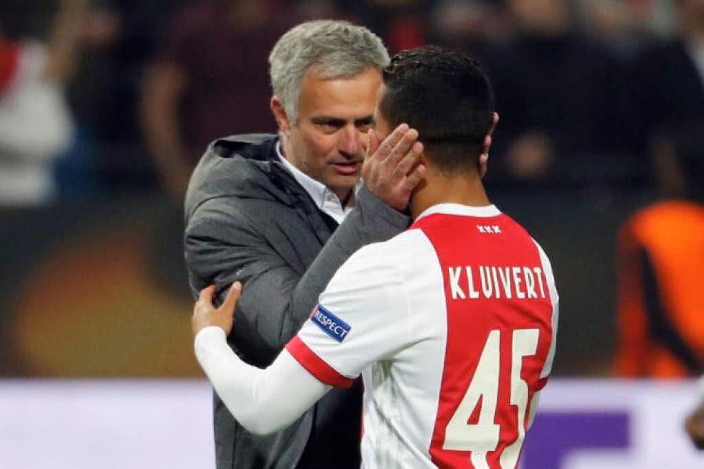 ปีศาจแดงเตรียมใช้ Blind เป็นเงื่อนไขสู่ขอ Kluivert ปีศาจแดงเตรียมใช้ Blind เป็นเงื่อนไขสู่ขอ Kluivert