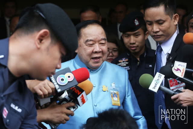 "บิ๊กป้อม" ยันไม่มีใครทาบนั่งพรรค ยิ้ม! เมื่อถูกถามเรื่องนาฬิกา…
