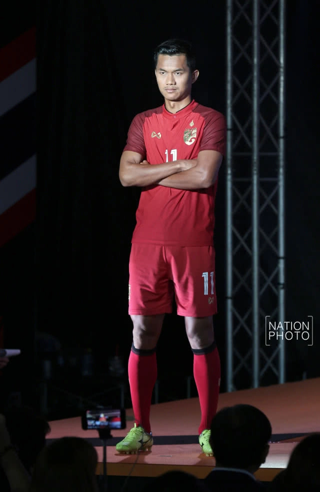 "ช้างศึก" เปิดตัวชุดแข่งใหม่ทีมชาติไทย 2018