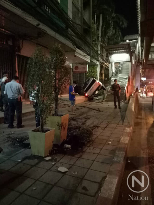 ถนนลื่น กระบะเสียหลักพุ่งชนฟุตปาธ ทางขึ้นบีทีเอสปุณณวีถี