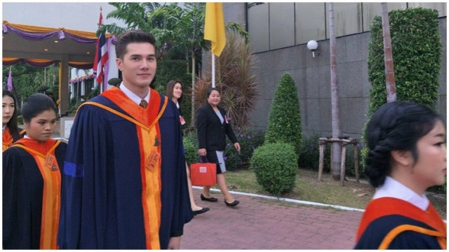 ศิลปิน พาเหรด!! เข้ารับพระราชทานปริญญา ที่ม.รามฯ