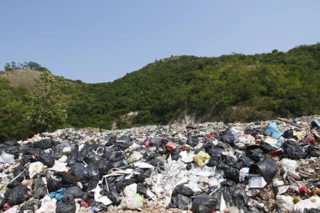 ผู้ว่าเมืองชลฯ ลงพื้นที่ตรวจปัญหาขยะเกาะล้าน
