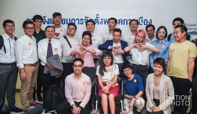 จดแล้ว! "ธนาธร" ยื่นจัดตั้งพรรคอนาคตใหม่ ที่ กกต.