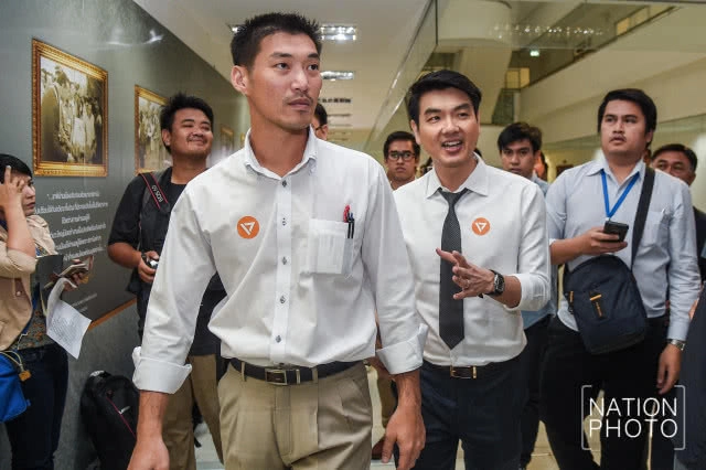 จดแล้ว! "ธนาธร" ยื่นจัดตั้งพรรคอนาคตใหม่ ที่ กกต.