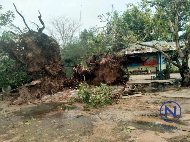 ​พายุถล่มบุรีรัมย์ ร.ร. 3 แห่งเสียหาย ลมพัดบ้านพังทับบาดเจ็บ 4 ราย