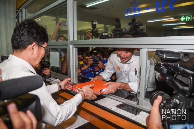 จดแล้ว! "ธนาธร" ยื่นจัดตั้งพรรคอนาคตใหม่ ที่ กกต.