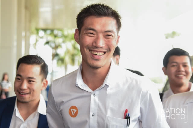 จดแล้ว! "ธนาธร" ยื่นจัดตั้งพรรคอนาคตใหม่ ที่ กกต.