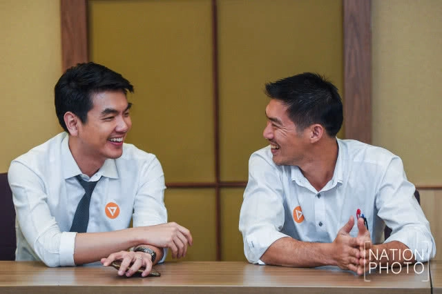 จดแล้ว! "ธนาธร" ยื่นจัดตั้งพรรคอนาคตใหม่ ที่ กกต.