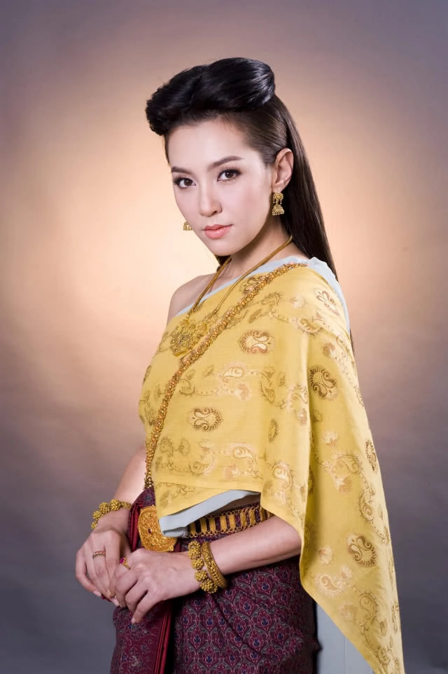 กระแสออเจ้า... บุพเพสันนิวาส ร้านให้เช่าชุดไทยเฮ คนแห่เช่าแน่น ชุดไทยสไบและชุดไทยร.5 เป็นที่นิยม