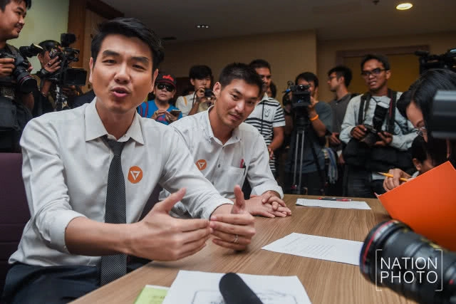 จดแล้ว! "ธนาธร" ยื่นจัดตั้งพรรคอนาคตใหม่ ที่ กกต.