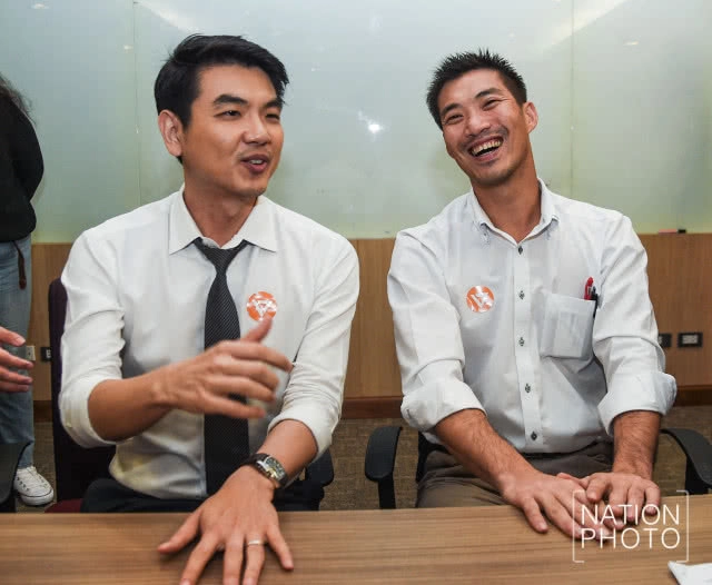 จดแล้ว! "ธนาธร" ยื่นจัดตั้งพรรคอนาคตใหม่ ที่ กกต.