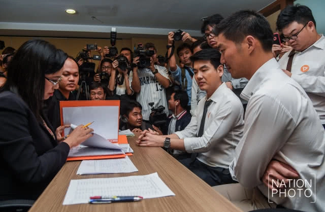 จดแล้ว! "ธนาธร" ยื่นจัดตั้งพรรคอนาคตใหม่ ที่ กกต.