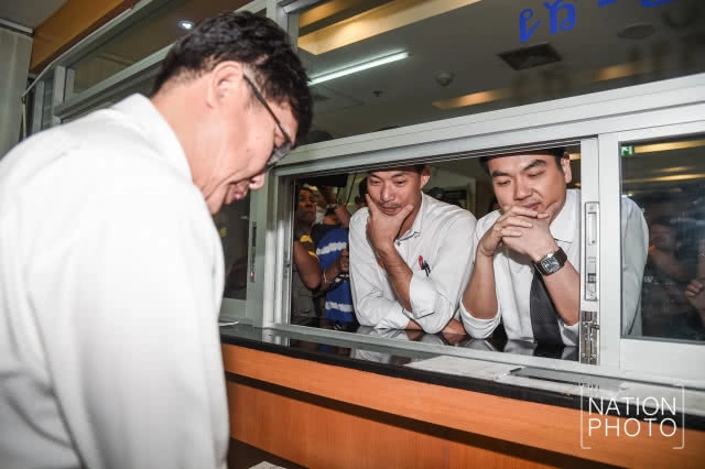 จดแล้ว! "ธนาธร" ยื่นจัดตั้งพรรคอนาคตใหม่ ที่ กกต.