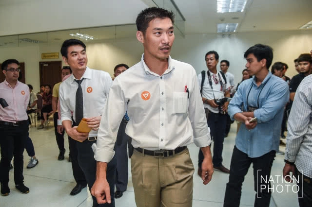 จดแล้ว! "ธนาธร" ยื่นจัดตั้งพรรคอนาคตใหม่ ที่ กกต.