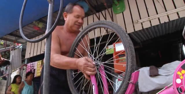 ลุงตาบอดสู้ชีวิต! รับจ้างปะยางรถจักรยานประทังชีวิต