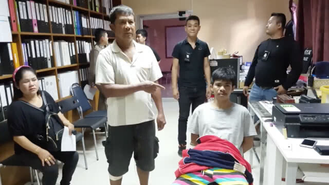 พ่อเฒ่าค้าของชำใจเด็ด! กระโดดล็อกคอโจรขโมยกระป๋องตัง(คลิป)