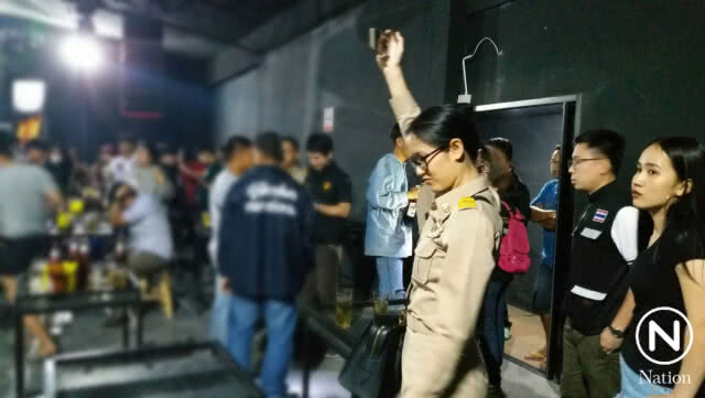 บุกจับสถานบริการเถื่อน กลางเมืองอุตรดิตถ์ พบเด็กใช้บริการเพียบ