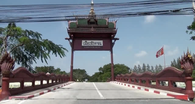 ตามรอยละครบุพเพสันนิวาส! ชาวบ้านแห่แต่งชุดไทยเที่ยวตลาดน้ำเมืองโบราณคึกคัก