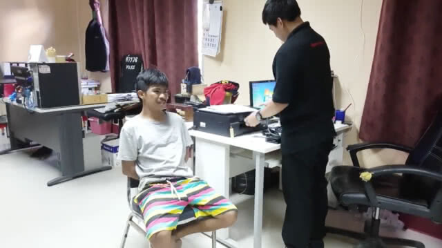 พ่อเฒ่าค้าของชำใจเด็ด! กระโดดล็อกคอโจรขโมยกระป๋องตัง(คลิป)