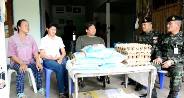 ฝ่ายความมั่นคง กอ.รมน. มอบสิ่งของข้าวสานอาหารแห้งให้ครอบครัวคนพิการ