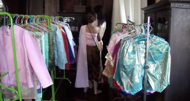 ตามรอยละครบุพเพสันนิวาส! ชาวบ้านแห่แต่งชุดไทยเที่ยวตลาดน้ำเมืองโบราณคึกคัก