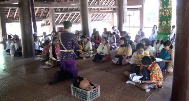 ตามรอยละครบุพเพสันนิวาส! ชาวบ้านแห่แต่งชุดไทยเที่ยวตลาดน้ำเมืองโบราณคึกคัก