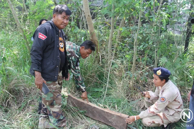 พญาเสือสนธิกำลัง บุกจับไม้พยุงซุกซ่อนในบ้านอดีตนายพลตำรวจ