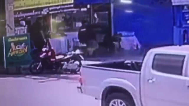 คลิปวงจรปิดเผยนาทีชายโหดใช้มีดฟันสุนัขกลางหลังสาหัส