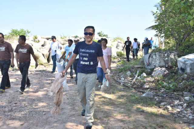 รมว.ท่องเที่ยว ร่วมกิจกรรม Trash Zero เก็บขยะบริเวณชายหาด