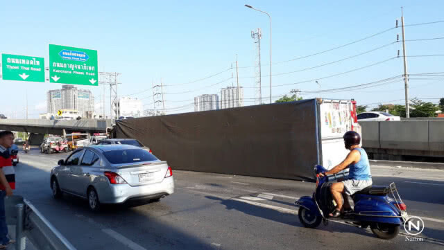 พ่วง 18 ล้อไม่ชินทาง ชนราวสะพานพลิกคว่ำ! จราจรติดหนึบ