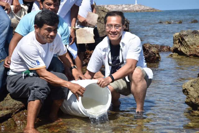 รมว.ท่องเที่ยว ร่วมกิจกรรม Trash Zero เก็บขยะบริเวณชายหาด