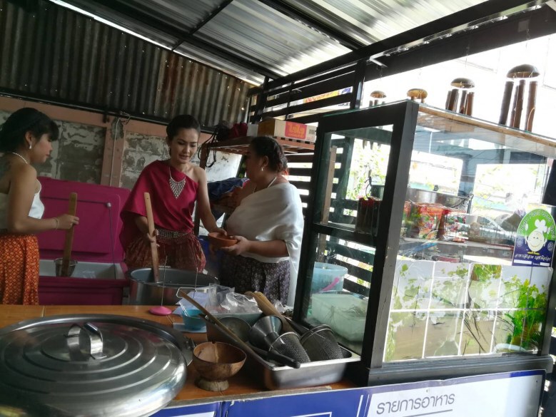 แม่ค้าสองแควอิงกระแสละคร "บุพเพสันนิวาส" แต่งชุดไทยขายก๋วยเตี๋ยว