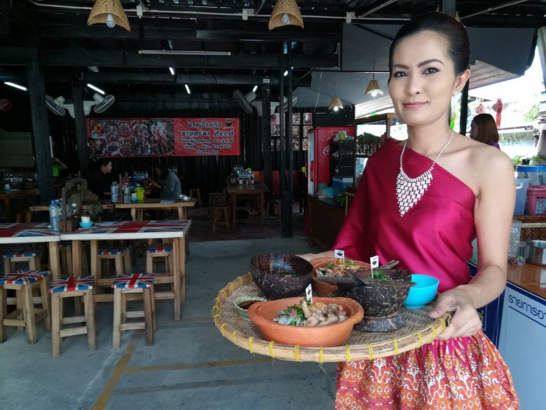 แม่ค้าสองแควอิงกระแสละคร "บุพเพสันนิวาส" แต่งชุดไทยขายก๋วยเตี๋ยว