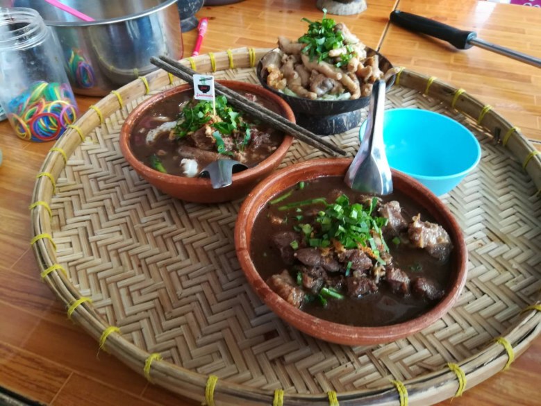 แม่ค้าสองแควอิงกระแสละคร "บุพเพสันนิวาส" แต่งชุดไทยขายก๋วยเตี๋ยว