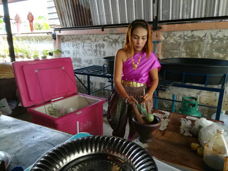แม่ค้าสองแควอิงกระแสละคร "บุพเพสันนิวาส" แต่งชุดไทยขายก๋วยเตี๋ยว