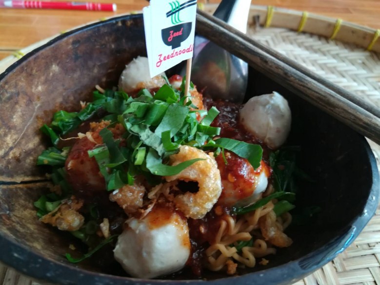 แม่ค้าสองแควอิงกระแสละคร "บุพเพสันนิวาส" แต่งชุดไทยขายก๋วยเตี๋ยว